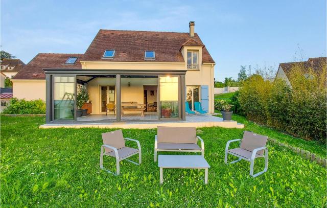 Nice Home In Saint-Martin-La-Garenn With Kitchen