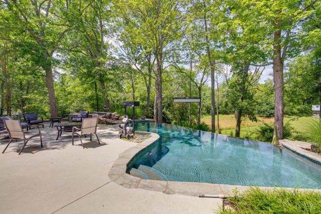 Pool, Hot Tub and Outdoor Theater Franklin Retreat