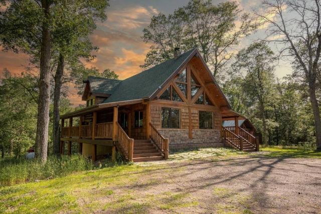 Northwoods Log Cabin - 3 acre retreat!