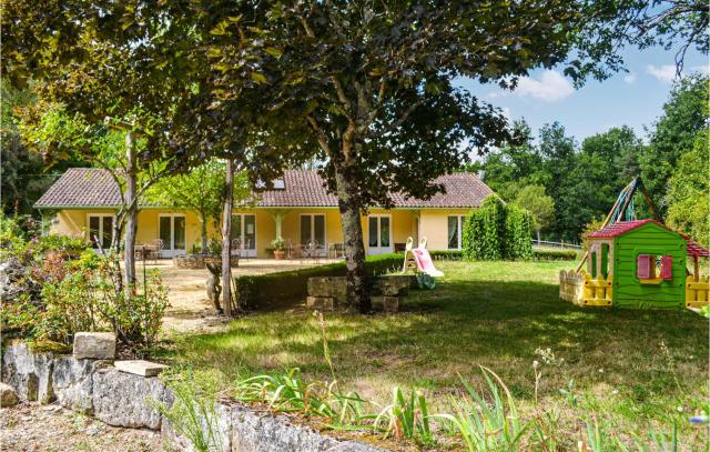 4 Bedroom Cozy Home In La Douze