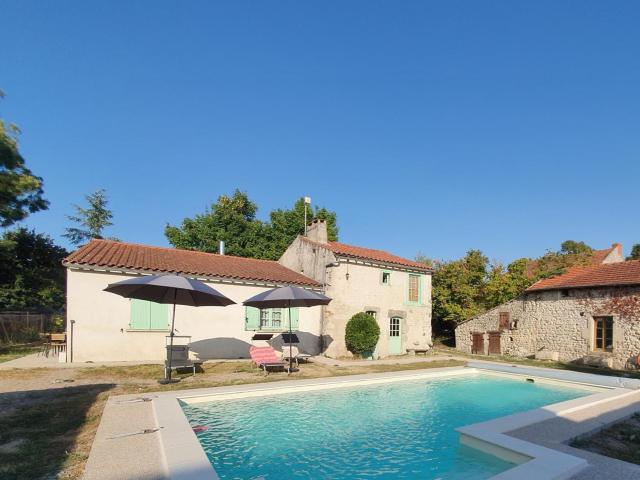 Charmant Gîte avec Piscine Privative et Terrasse à Charroux, Village Médiéval - FR-1-489-394