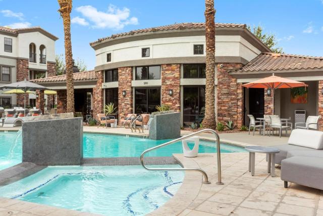 CozySuites Glendale by the stadium with pool 04