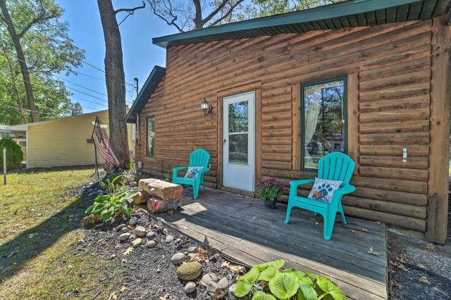 Charming Houghton Lake Cottage with Backyard!