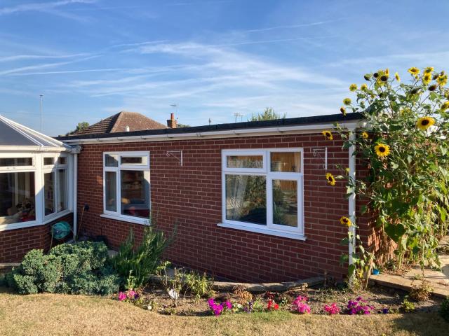 Delightful self-contained Annexe close to airport