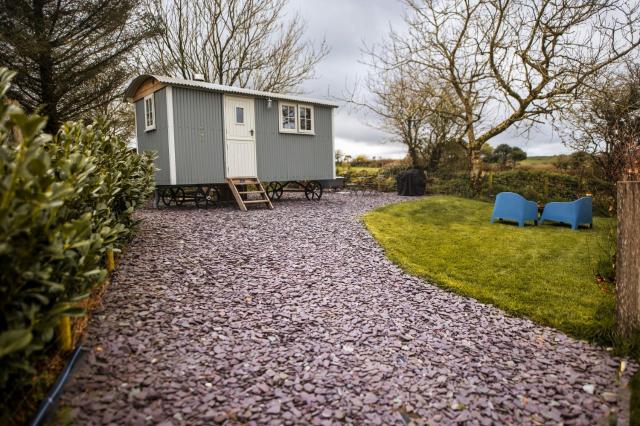 Luxury Shepherd's Hut on Flower Farm with Outdoor Bath in Mid Cornwall