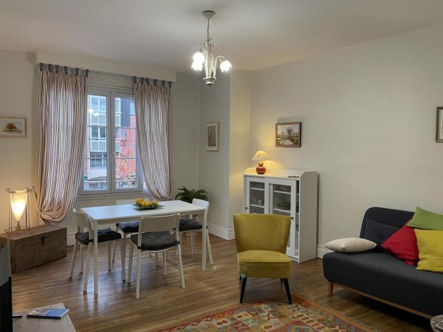 Appartement lumineux au cœur de Moulins avec balcon, parking et équipements complets - FR-1-489-398