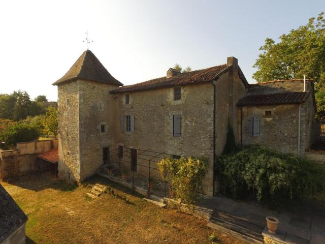 Prieuré restauré avec jardin, charme ancien et commodités modernes, près de l’église à Beaulieu - FR-1-653-145