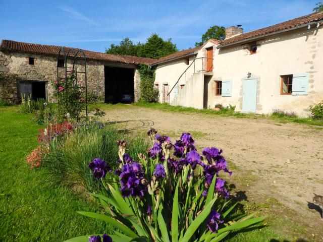 Maison charmante pres de Nueil les Aubiers avec jardin