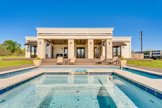 Stunning Ranch Villa Private Pool and Hot Tub!