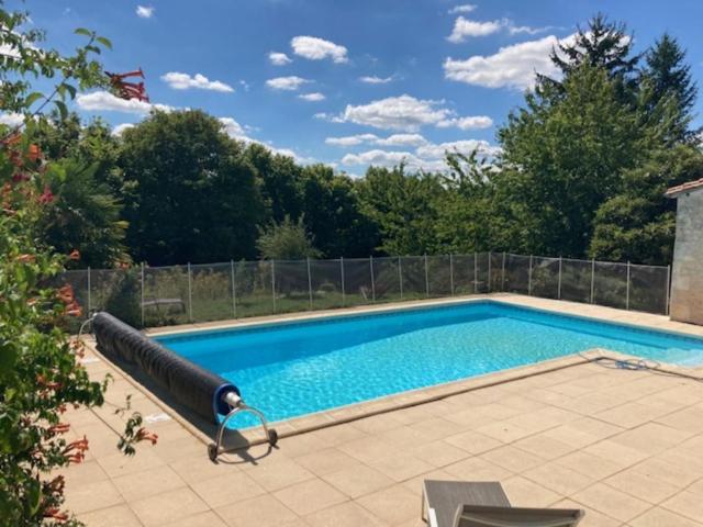 Gîte familial avec piscine, jardin clos, équipements bébé, animaux acceptés, Chadurie - FR-1-653-61