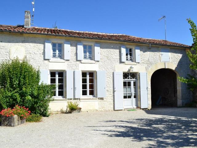 Maison charentaise rénovée avec jardin, jeux pour enfants, visites et festival, proche vignes - FR-1-653-104