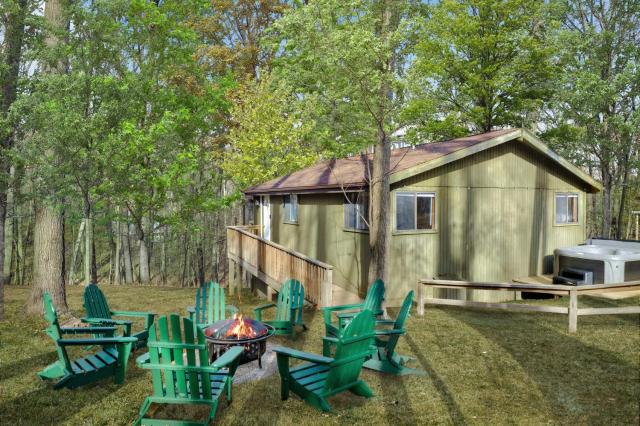 Cabin w Hot Tub, Indoor Pool / Gym Access, & WiFi