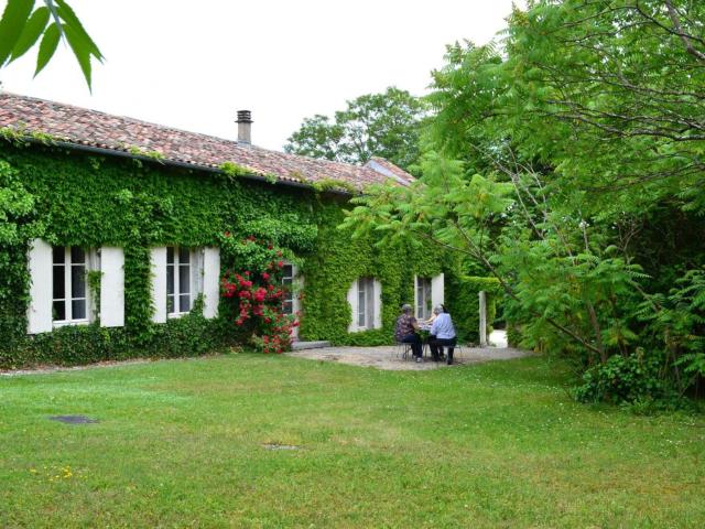 Gîte spacieux avec jardin, piscine, cheminée, et équipements bébé au cœur des vignes du Cognac - FR-1-653-59