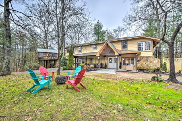 Otto Home with Fire Pit, Tree House and Hot Tub!