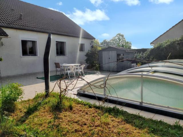 Villa spacieuse a Briare avec piscine privee et activites