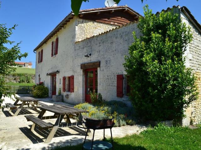 Ancien Moulin Rénové avec Piscine et Jardin, Idéal Familles, Vignobles du Cognac - FR-1-653-88