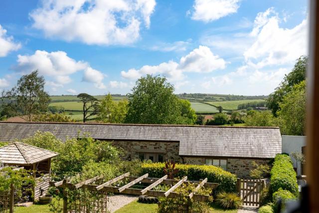 Linhay at East Trenean Farm -Luxury retreat for 2 with stunning rural views, private hot tub and EV charging