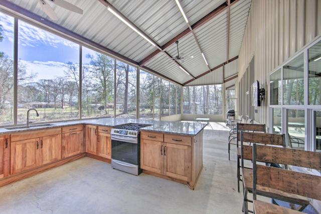 Home with Screened Porch - Near Toledo Bend Lake!