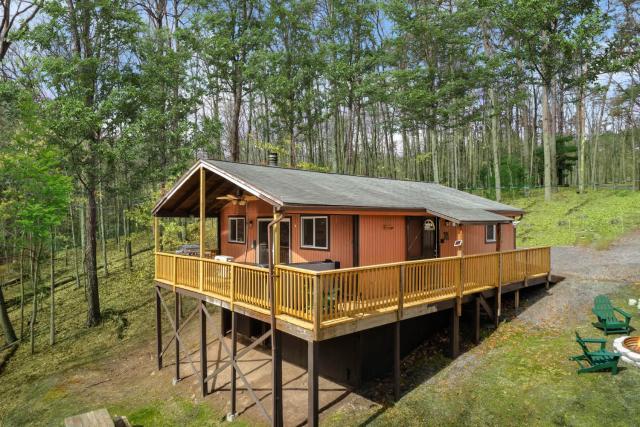 Modern Cabin w Hot Tub, Wifi & Huge Deck!