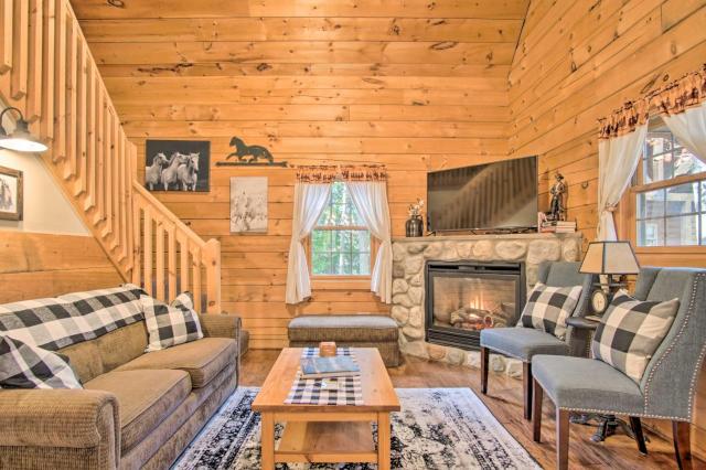 Rustic Rothbury Cabin with Resort Amenity Access!