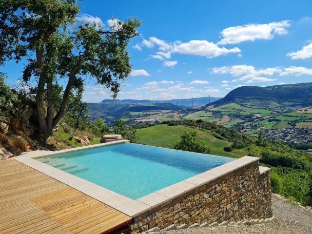 Maison charmante a Saint Georges de Luzencon avec jacuzzi