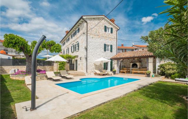 Gorgeous Home In Dracevac With Wifi