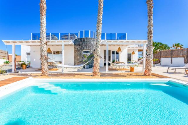 Eco Beach Villa by Lanzarote Retreats - Private Pool - 1 min walk to Sea Pool