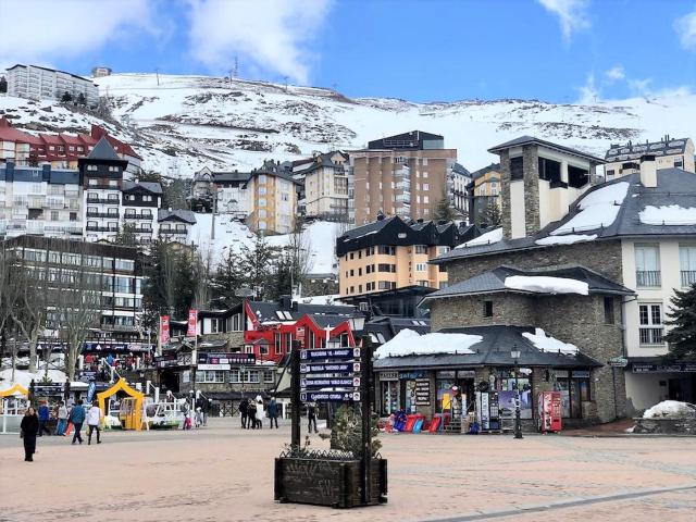 SKI PLAZA SIERRA NEVADA & Zona Baja