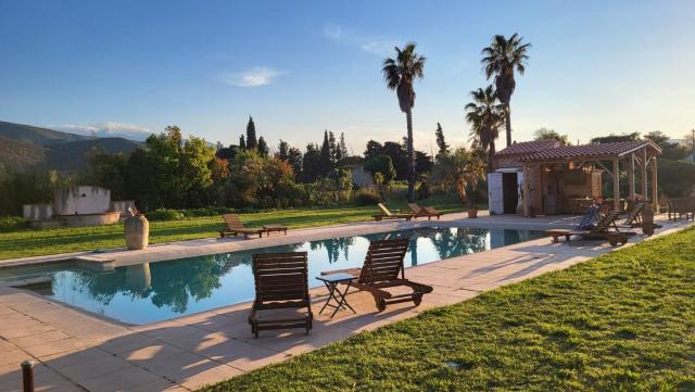 "MAS TRAMONTANE "chambres d'hôtes et studio avec piscine dans parc arboré