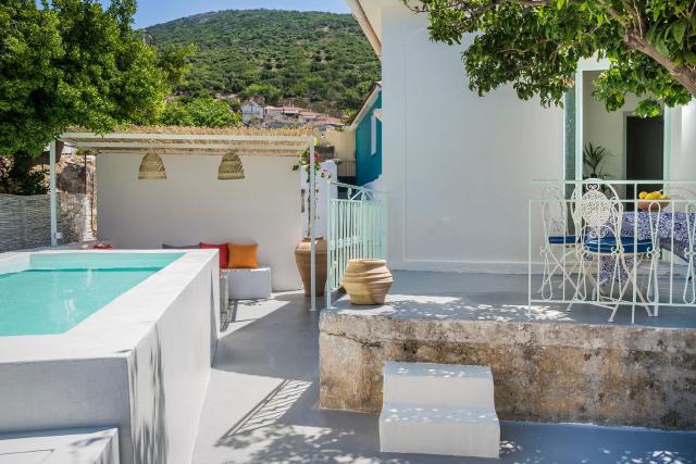 Bohemian Nest - Cheerful 2-Bedroom Villa with pool