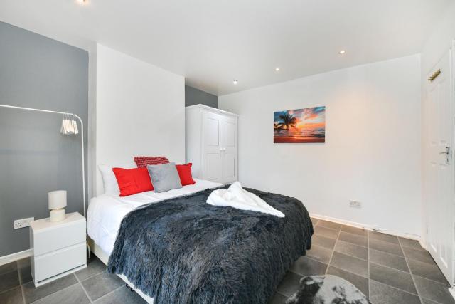 Impeccable 4-Bed House in Brixton London