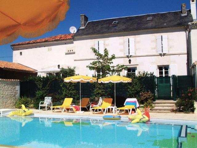 Maison de charme avec piscine chauffée et jardin privé, idéale pour familles - FR-1-653-85