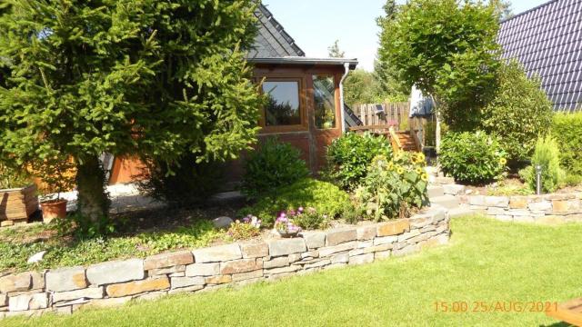 Ferienhaus , Grosstyp , asbestfreies Dach Wintergarten und Waschkeller, Grill und Garten