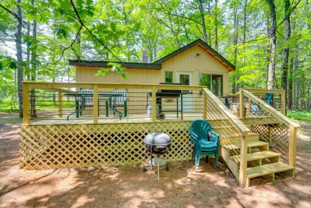 Sunroom, Deck and Grills Marquette Cottage!