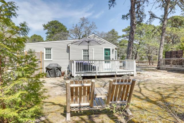 2 Mi to Coastline Quaint Wellfleet Cottage!