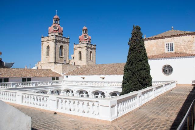 Grupoandria El Claustre de Ciutadella - HOSPEDERIA