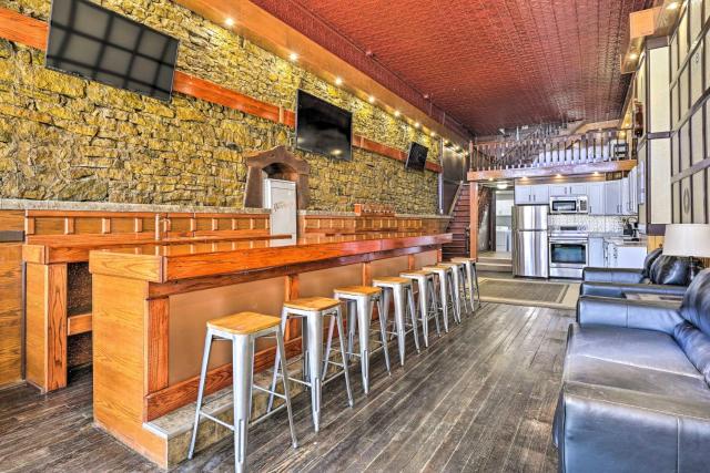 Renovated Bar Less Than 2 Blocks to Mississippi River