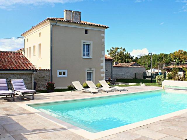 Gîte de charme avec piscine chauffée, jardin privatif et équipements bébés, à 15 min d’Angoulême - FR-1-653-16