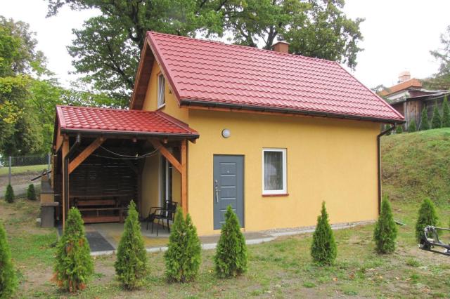 Cottage with fireplace, right on the lake, Ryn