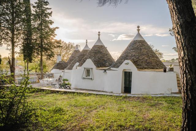 19 secolo - Trulli con Camino, Foresta e Bici