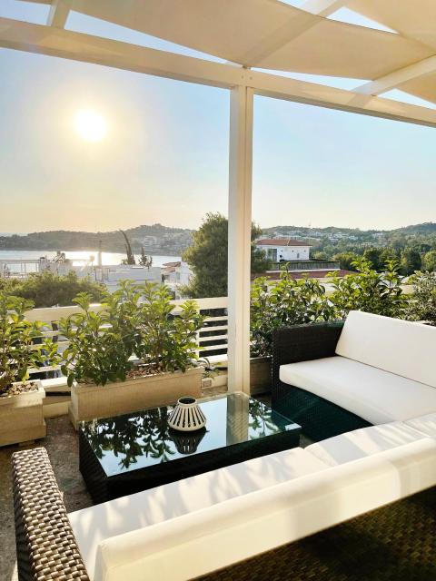 Blue Bay Vouliagmeni Luxury Apartment