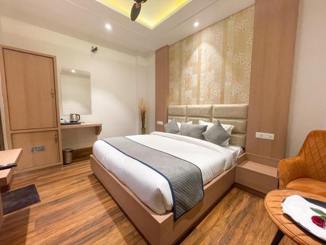 Hotel Crown Savoy, Near Railway Station & GURU NANAK DEV UNIVERSITY