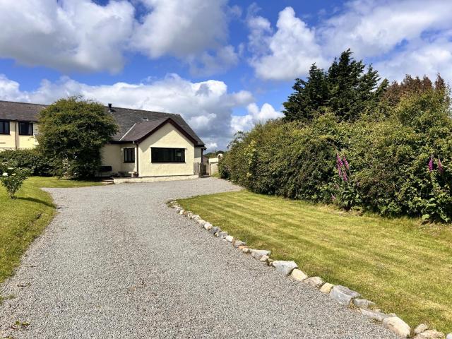 3 Bed Detached Cottage- Log Burner Mountain Views