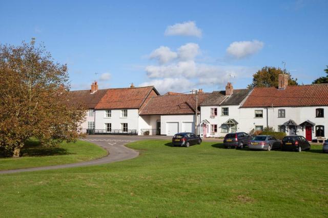 Luxury 1 bed cottage with hot tub and log burner