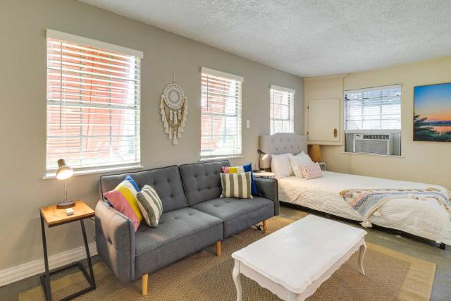 Pet-Friendly Studio - half Mi to Galveston Bay!