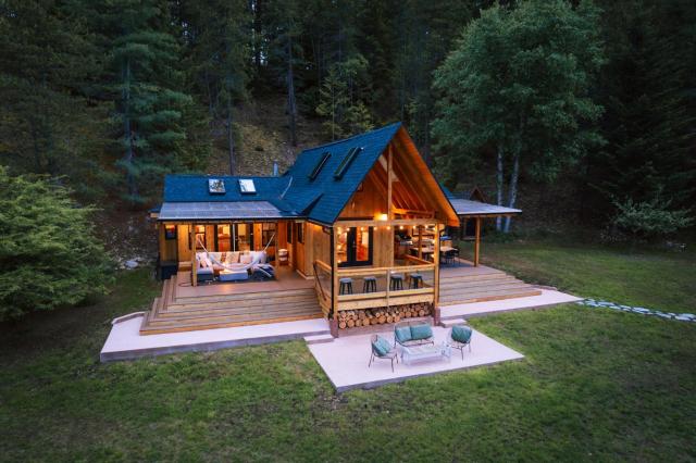 The Kootenay Lake House - A Private Luxury Retreat