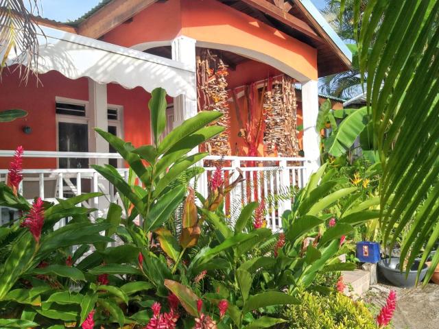 Maison charmante avec piscine partagee a Petit Canal