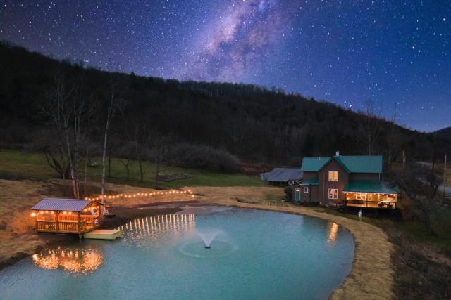 The Olde Homestead with Fire Pit and Mountain Views!