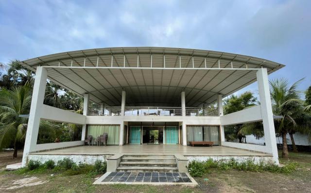 Disha Villa-Casa Oceano, sea facing villa with a pool, at Palghar