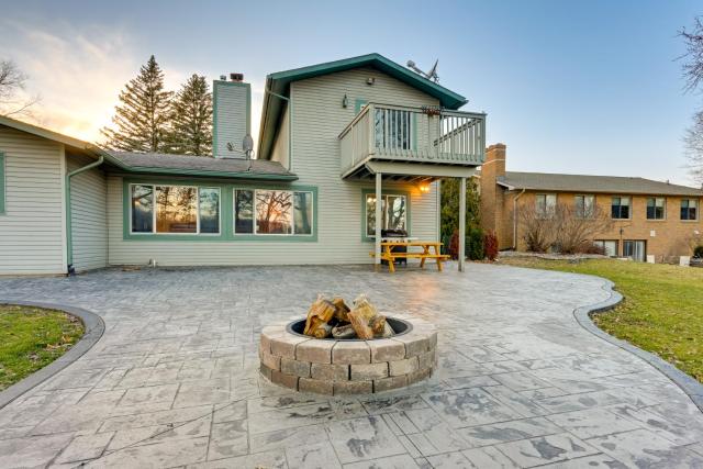 Lakefront Hartland Cottage with Patio and Fire Pits!